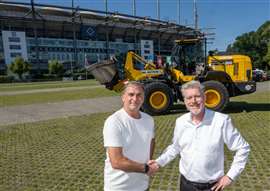 Stefan Kuntz (left), board member, HSV Fußball AG, and Ulf Böge, head of corporate communications.