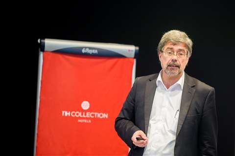 Klaus Meissner open shirt, jacket, in front of a red box